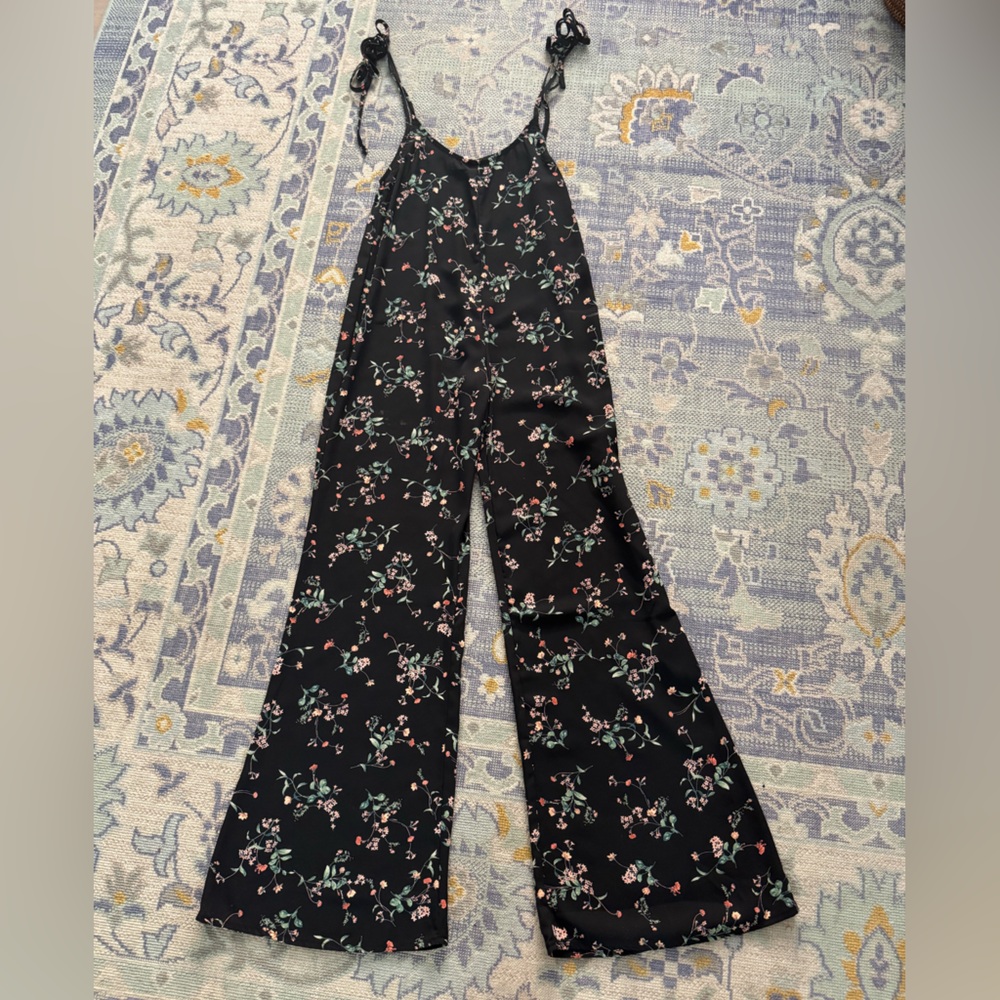Flare, floral, tie shoulder, trendy romper! Size small.